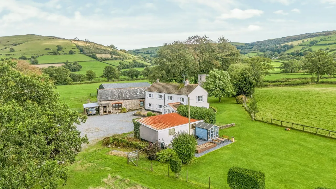 Crugybar, Llanwrda, SA19, photo 2