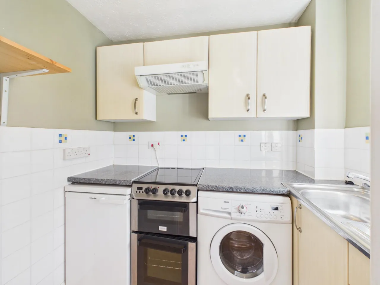 Camden Place, Calcot, Reading, RG31, photo 3