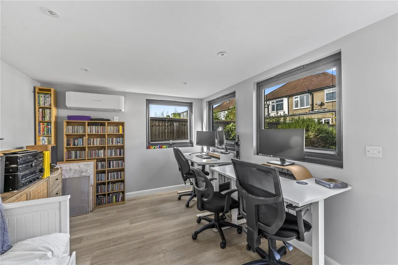 Villiers Avenue, Twickenham, TW2, photo 11