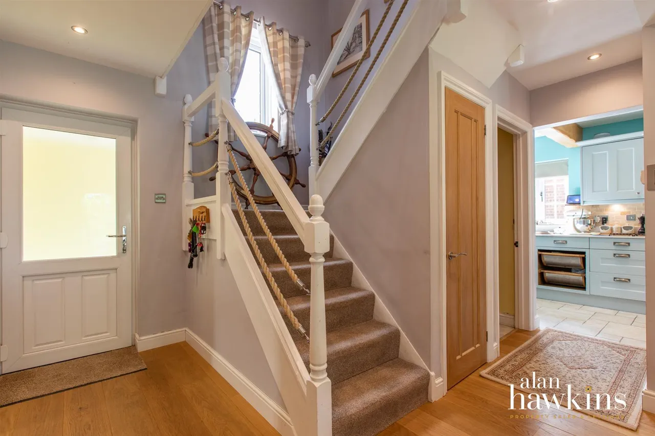 Bradenstoke, SN15, photo 8
