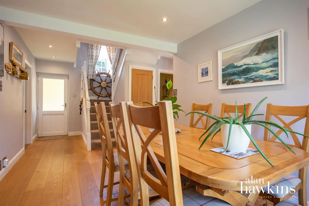 Bradenstoke, SN15, photo 7