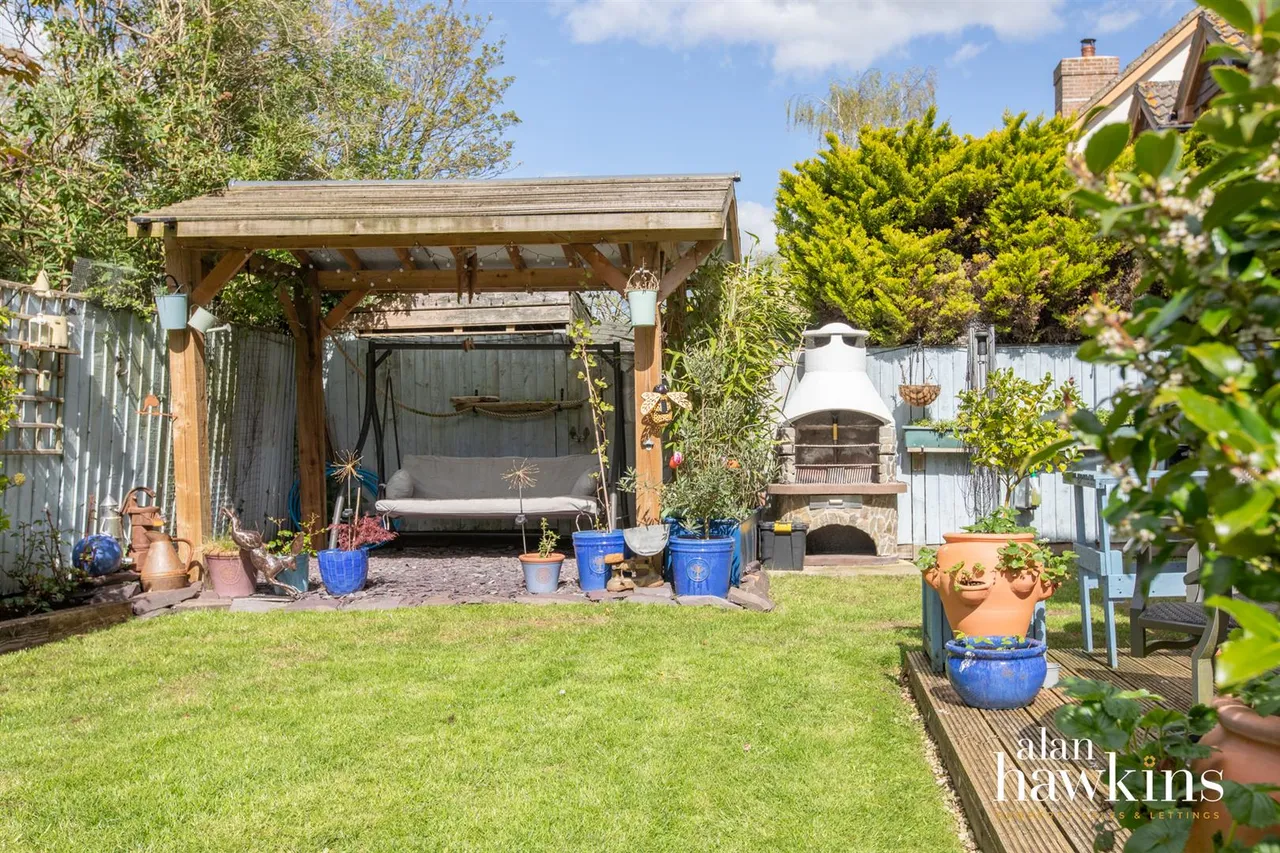 Bradenstoke, SN15, photo 19