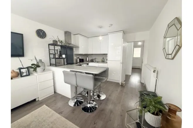 2 bed flat for sale — Augustus Close, Brentford