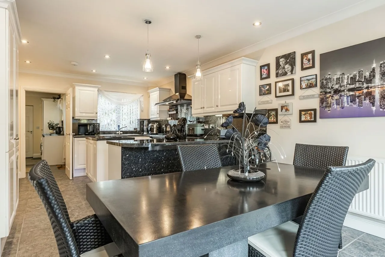 Individually Designed Five-Bedroom Ho, photo 11