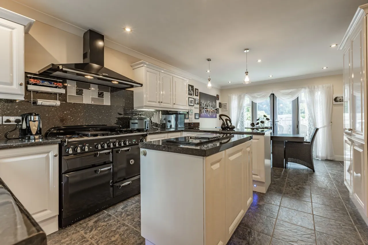 Individually Designed Five-Bedroom Ho, photo 2
