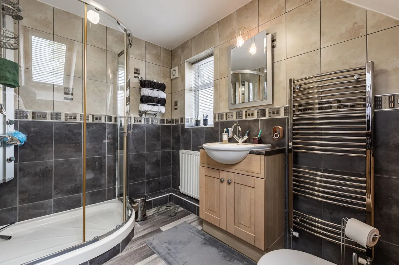 Individually Designed Five-Bedroom Ho, photo 20