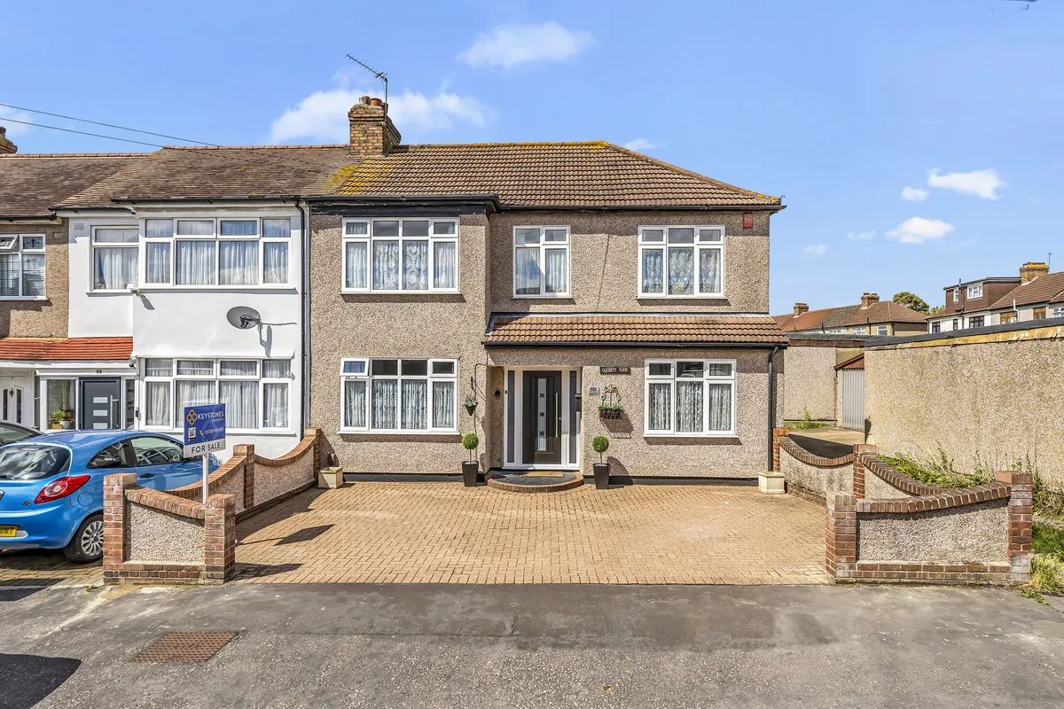 4 bed house for sale — Lynton Avenue, Romford, RM7 8NL