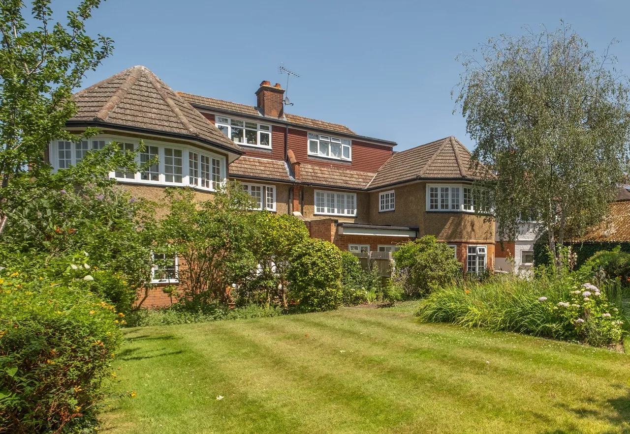 1 bed flat for sale, Cranes Drive, Surbiton, KT5