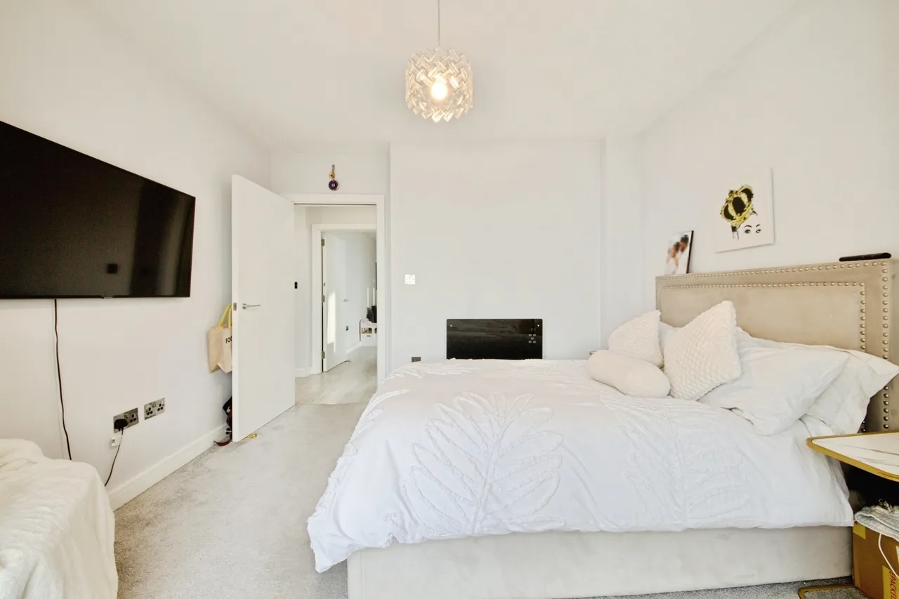 High Road, Chadwell Heath, Romford, RM6, photo 18
