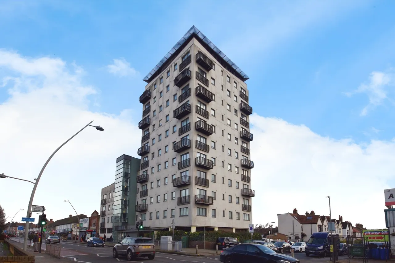 2 bed flat for sale — High Road, Chadwell Heath, Romford, RM6