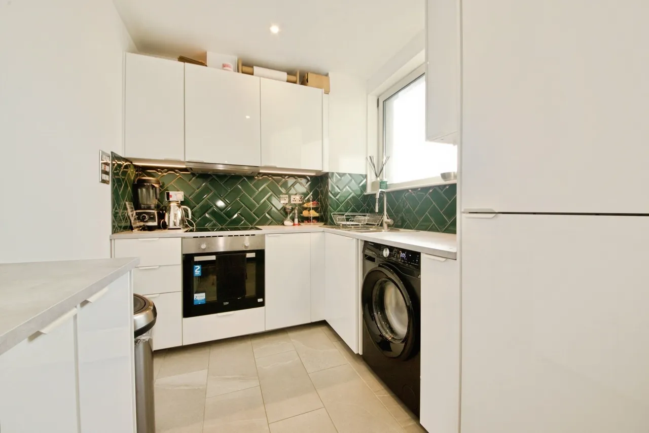 High Road, Chadwell Heath, Romford, RM6, photo 11