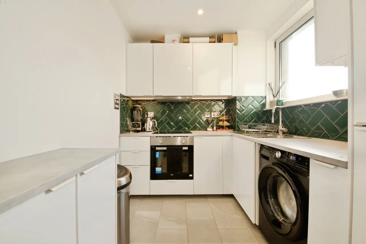 High Road, Chadwell Heath, Romford, RM6, photo 14