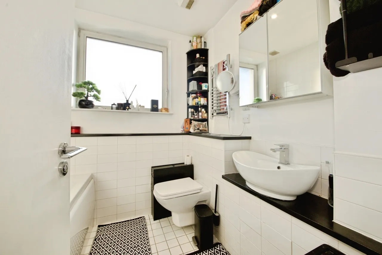 High Road, Chadwell Heath, Romford, RM6, photo 17