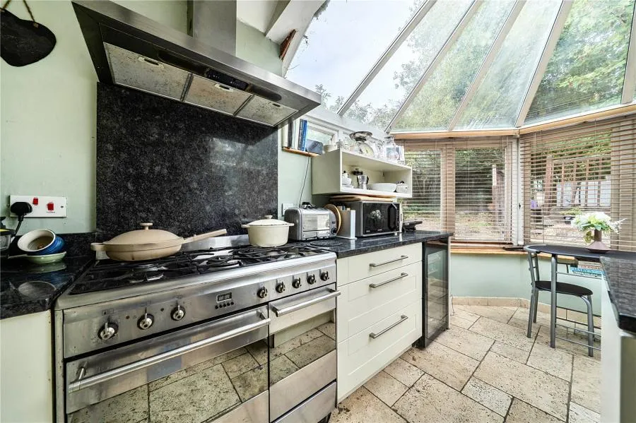 London Road, Bagshot, GU19, photo 12