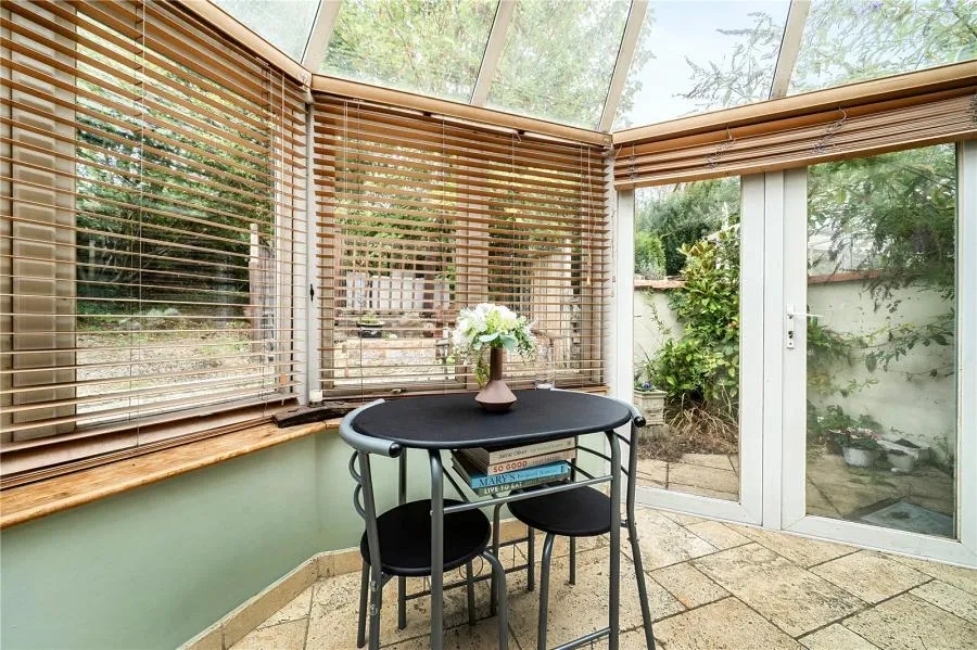 London Road, Bagshot, GU19, photo 3