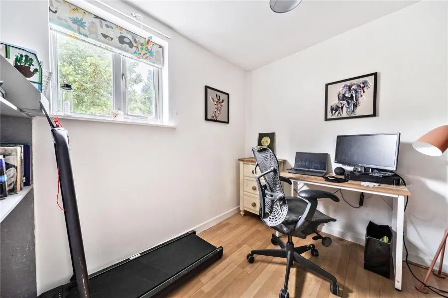 London Road, Bagshot, GU19, photo 11