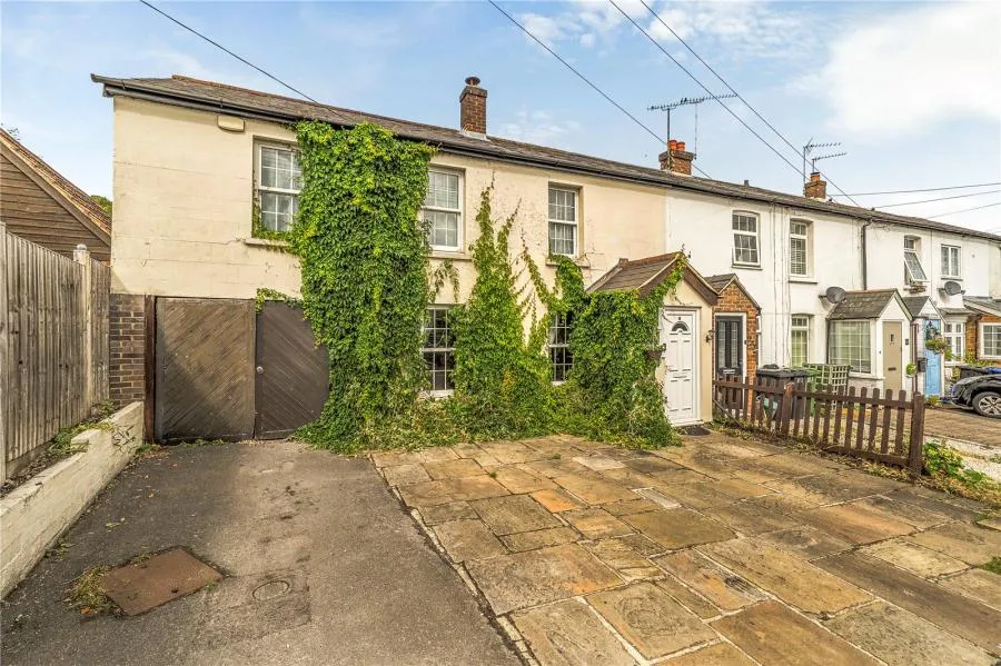 4 bed house for sale, London Road, Bagshot, GU19