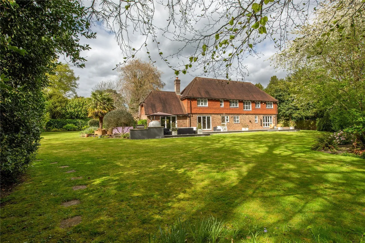 5 bed property for sale, Old Road, Buckland, RH3