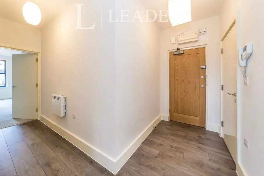 High Street, Crawley, RH10, photo 9