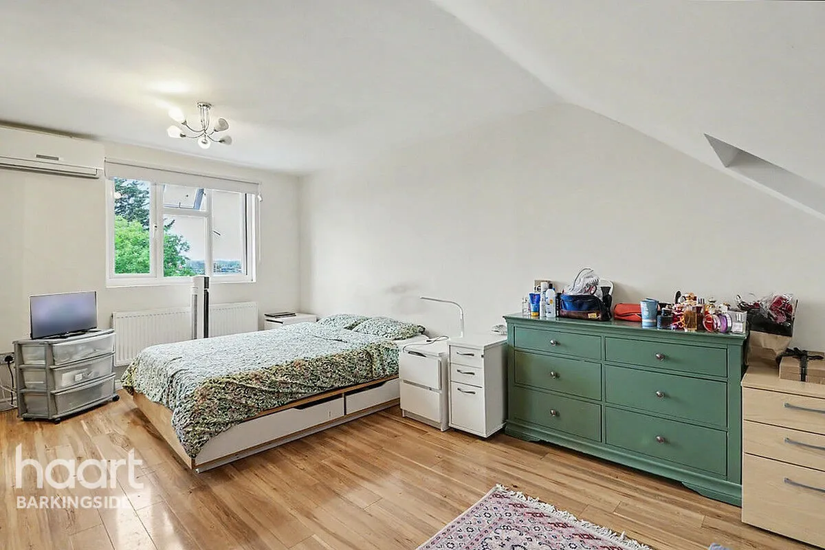 Wensleydale Avenue, Clayhall, IG5, photo 14