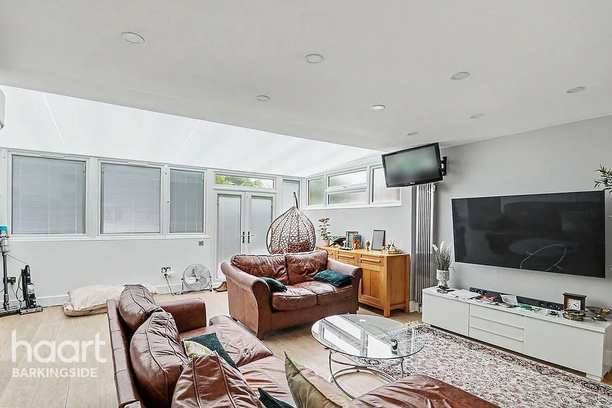 Wensleydale Avenue, Clayhall, IG5, photo 10