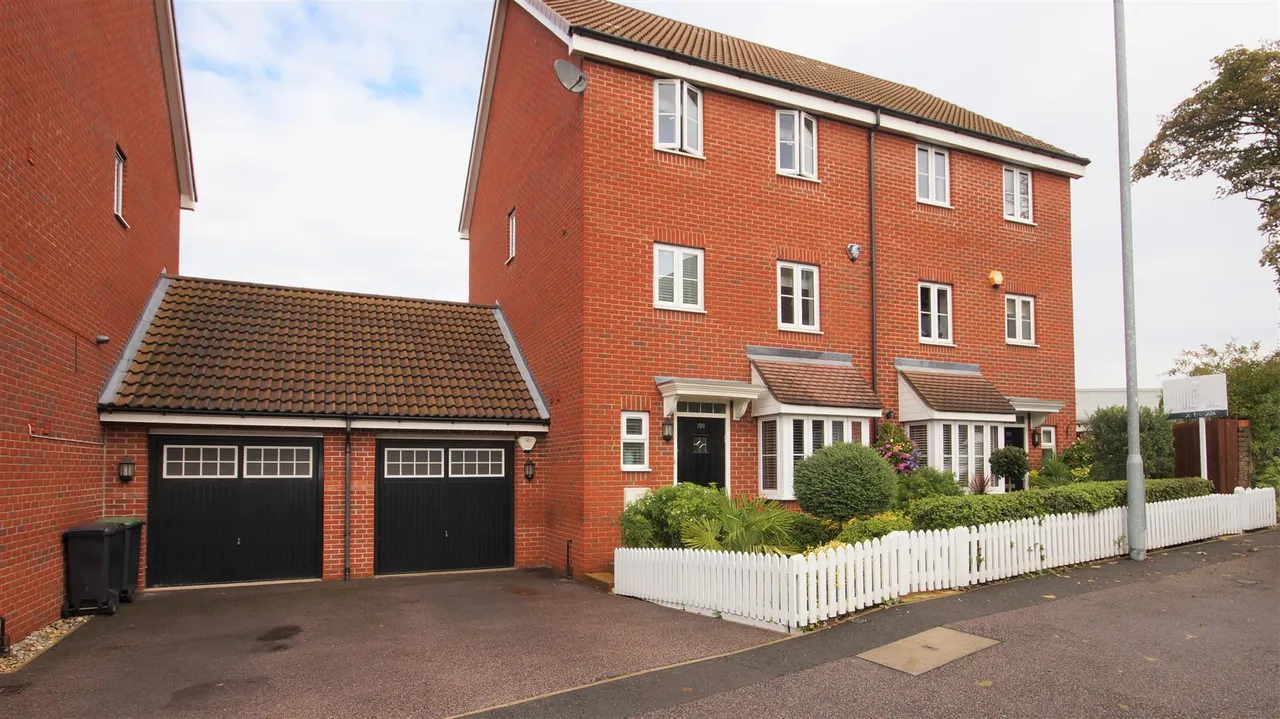 4 bed house for sale — Brook Road, Buckhurst Hill