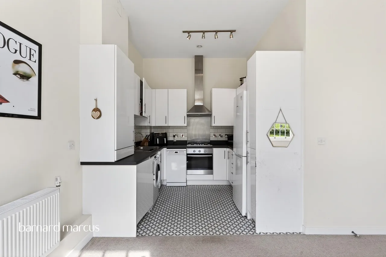 Dillon Close, Epsom, KT19, photo 2