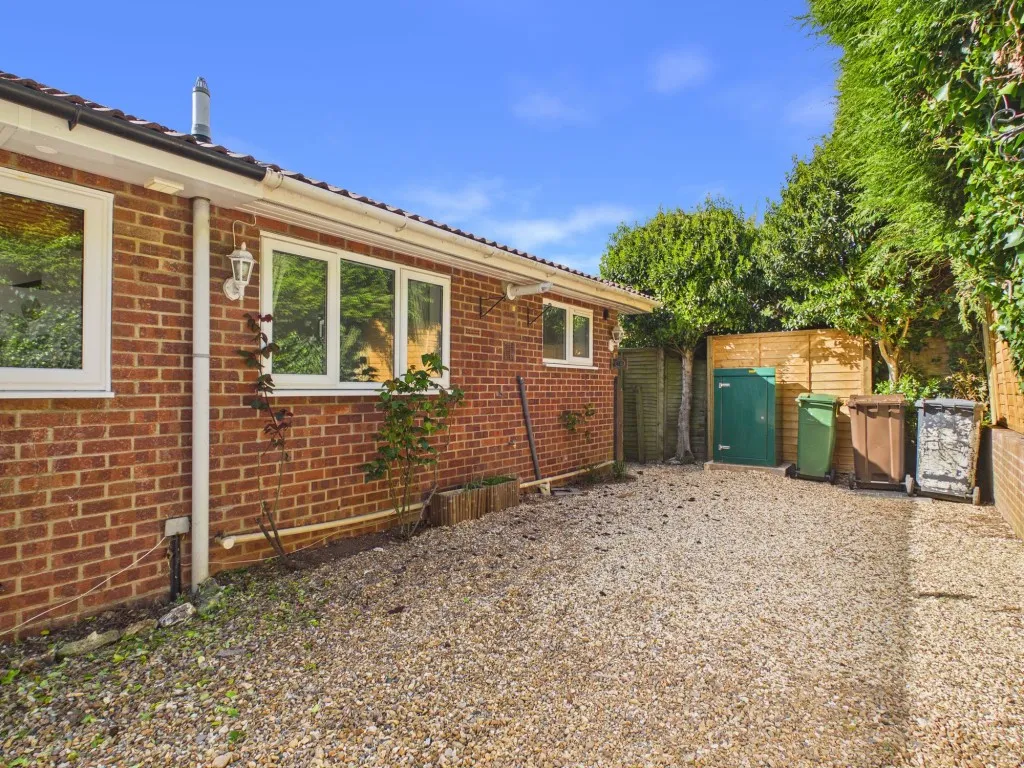 2 bed house for sale, Gracemere Crescent, Basingstoke, RG22