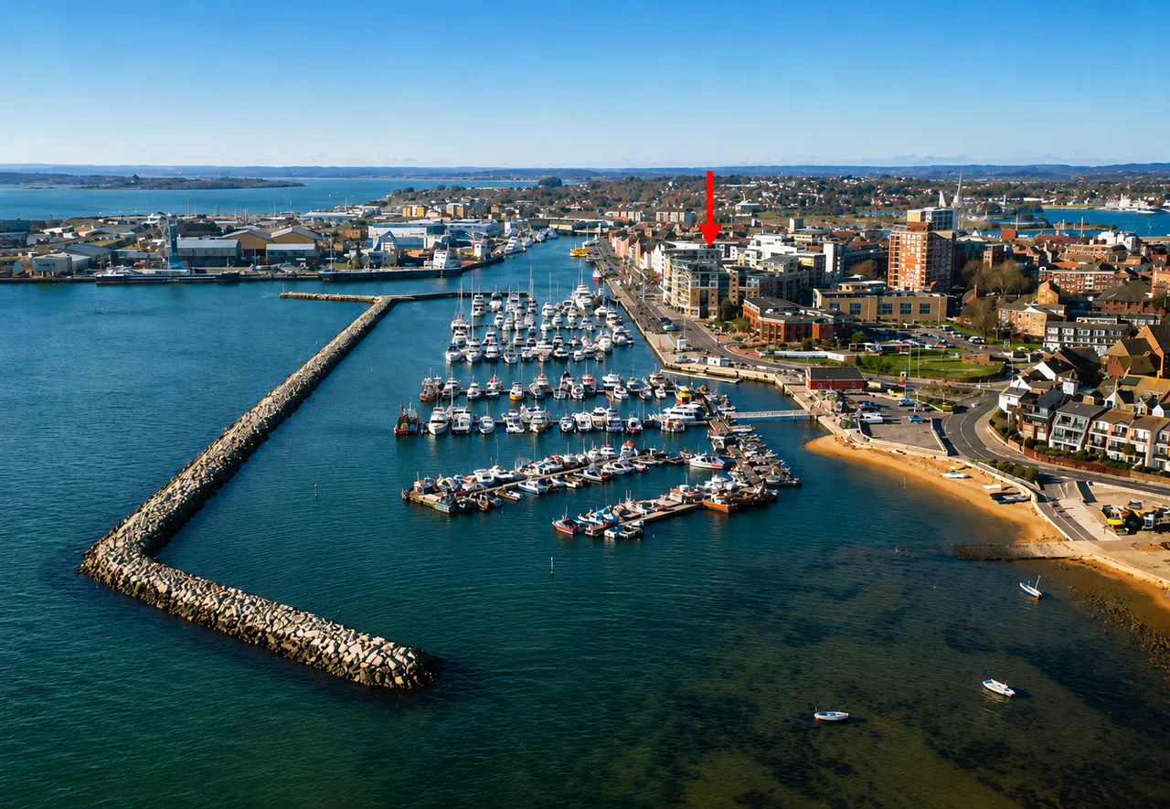 2 bed flat for sale, Strand Street, Poole Quay
