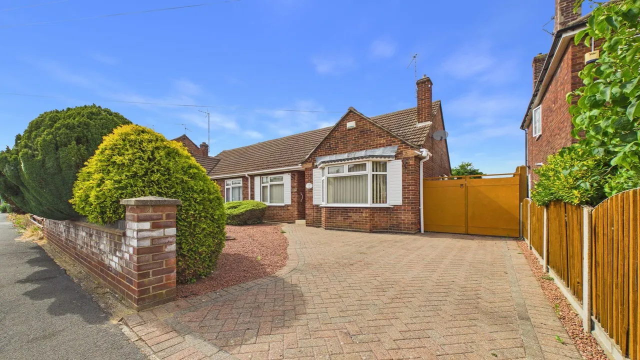 2 bed house for sale — Francis Gardens, Peterborough, PE1