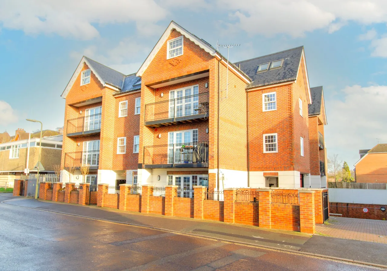 1 bed flat for sale — Flat 7, Crondall Place Church Road, Fleet, GU51 4NB