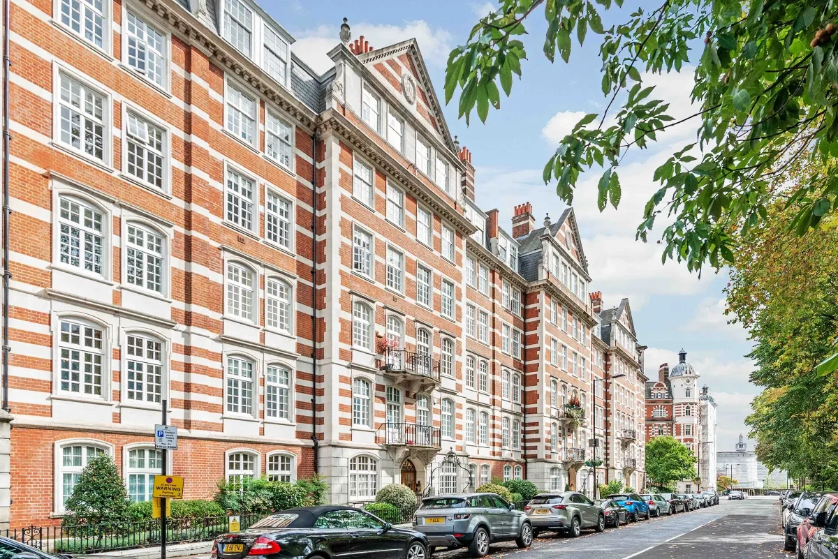 St. Johns Wood High Street, St Johns Wood, London, NW8, photo 9