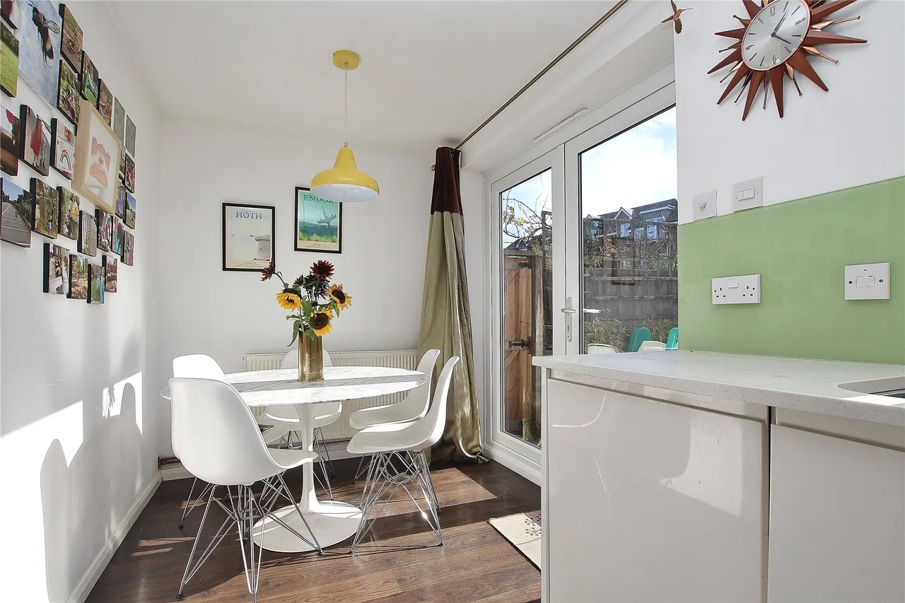 Connaught Crescent, Brookwood, GU24, photo 8