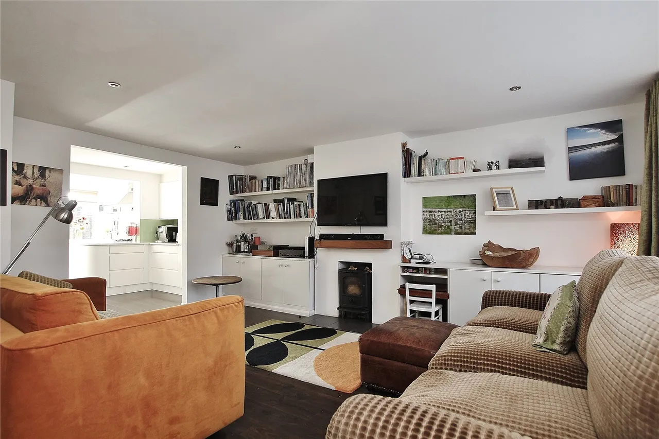Connaught Crescent, Brookwood, GU24, photo 3