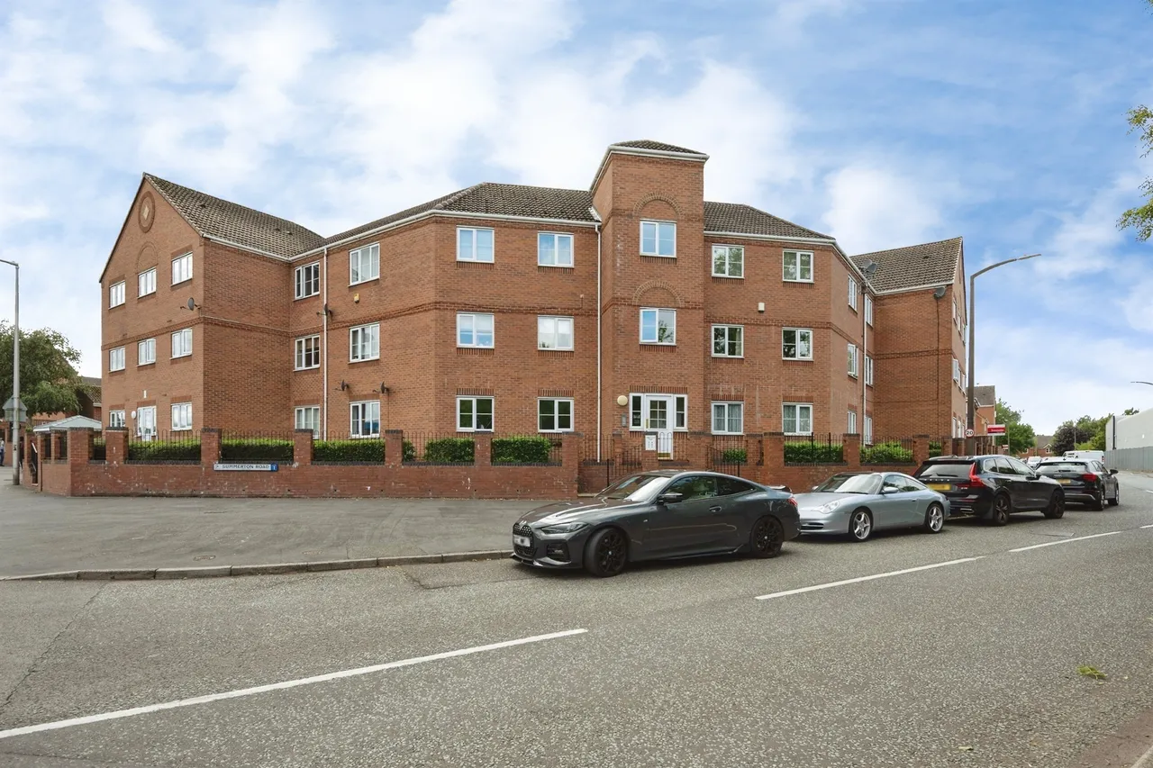 2 bed flat for sale — Summerton Road, OLDBURY