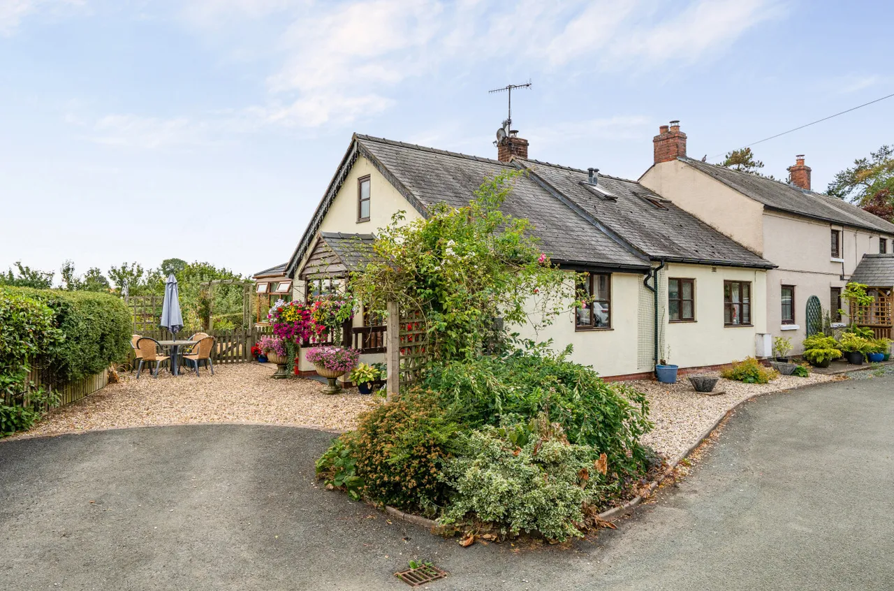 4 bed house for sale, Pentrebeirdd, Guilsfield
