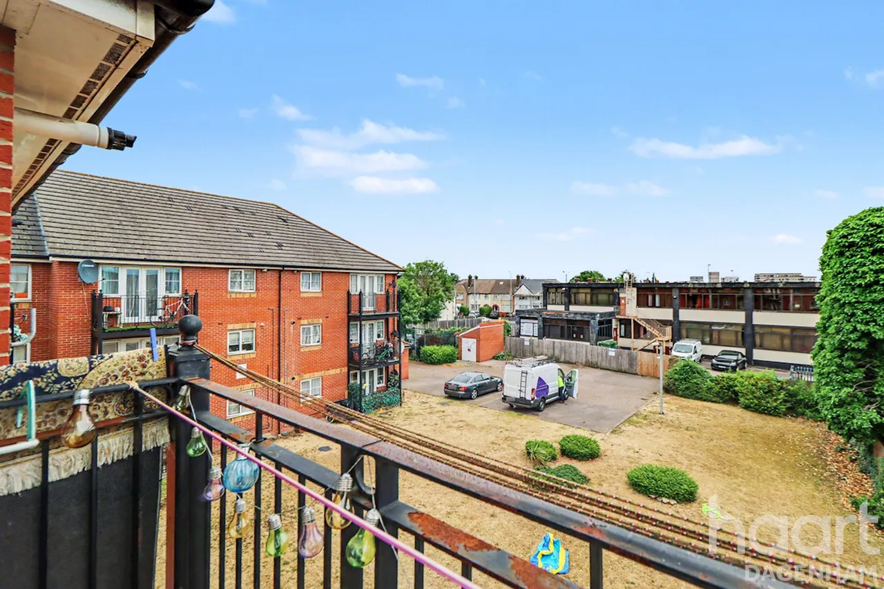 Review Road, Dagenham, RM10, photo 3