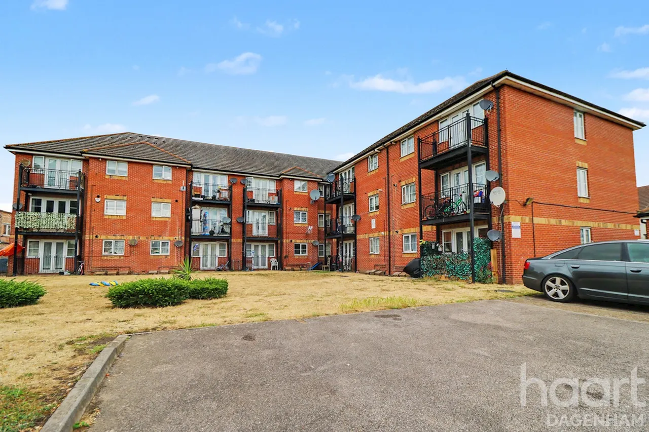Review Road, Dagenham, RM10, photo 2