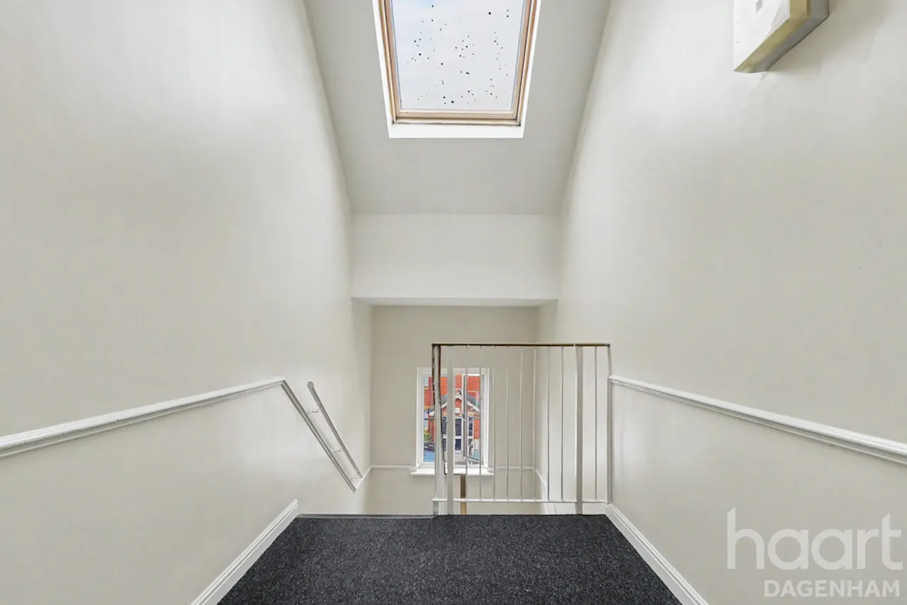 Review Road, Dagenham, RM10, photo 12