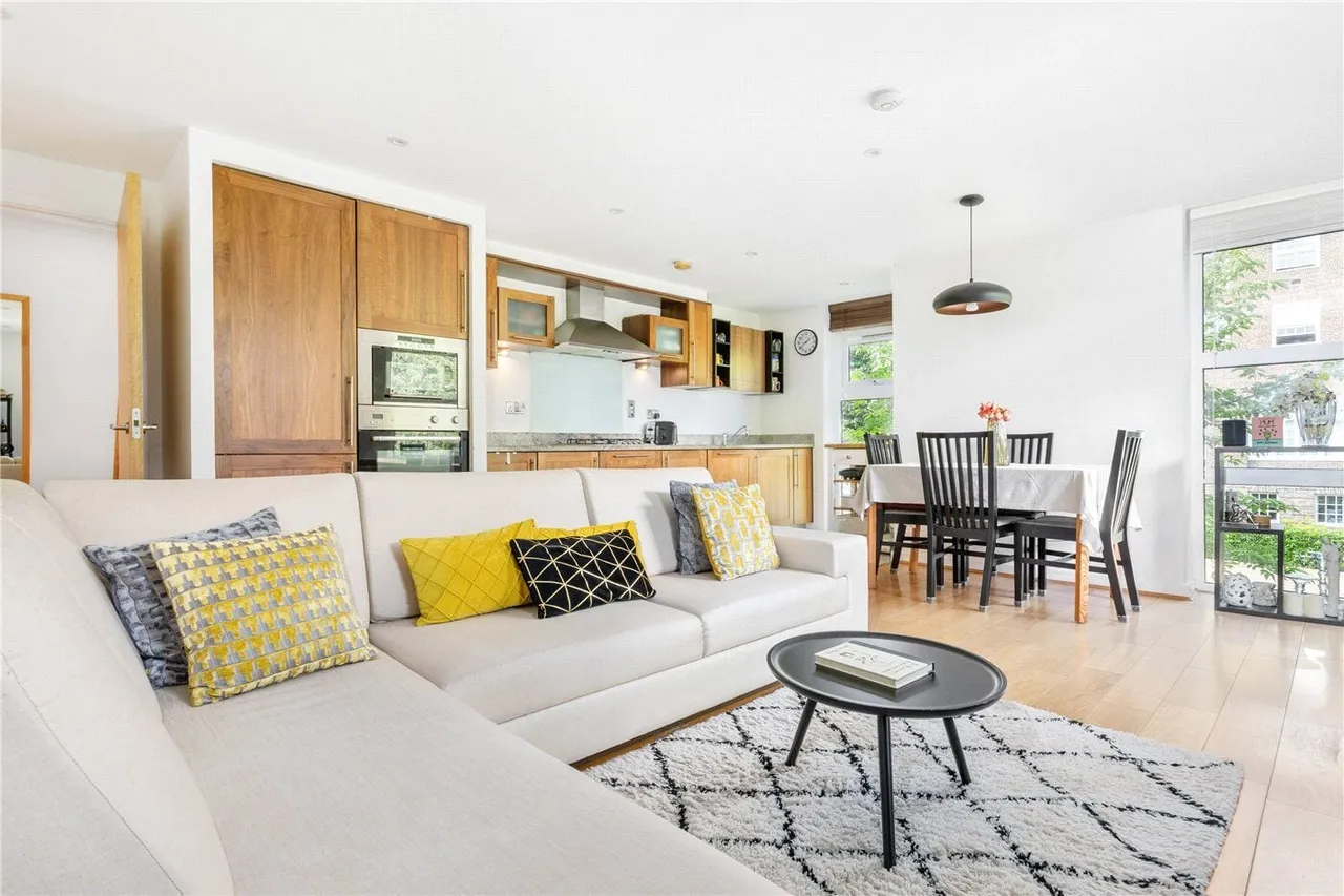 2 bed flat to rent, Whitelands Crescent, London, SW18