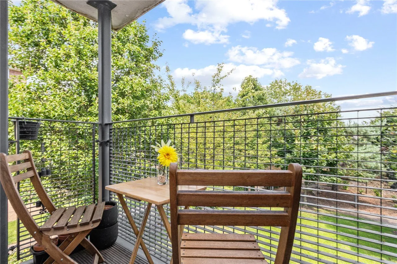 Whitelands Crescent, London, SW18, photo 2