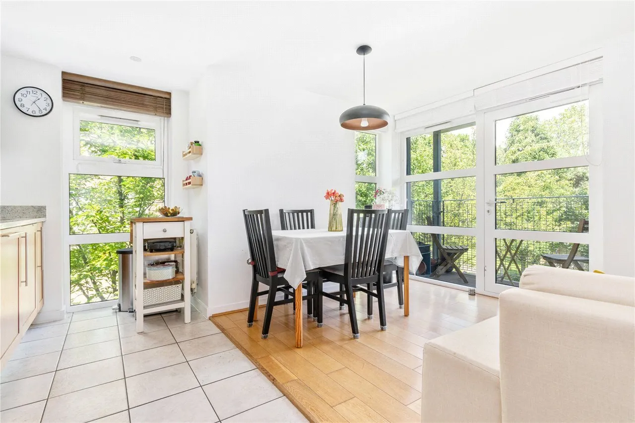 Whitelands Crescent, London, SW18, photo 3