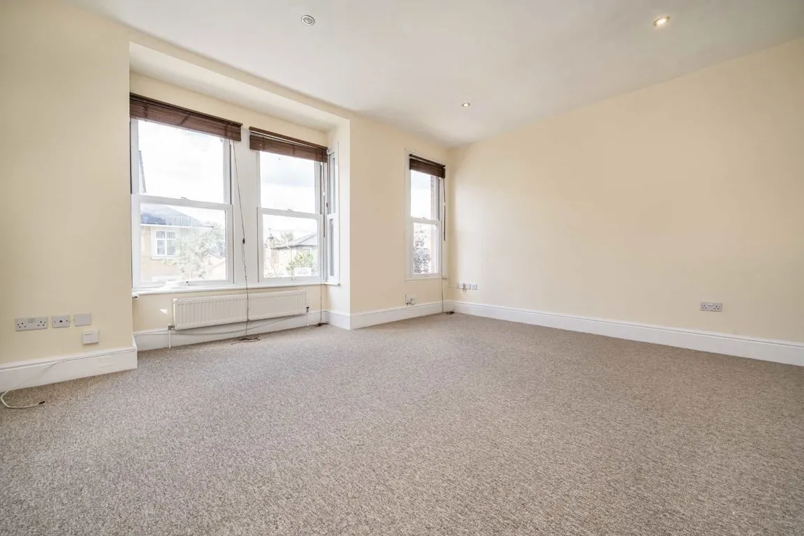 High Street, TW12, photo 2