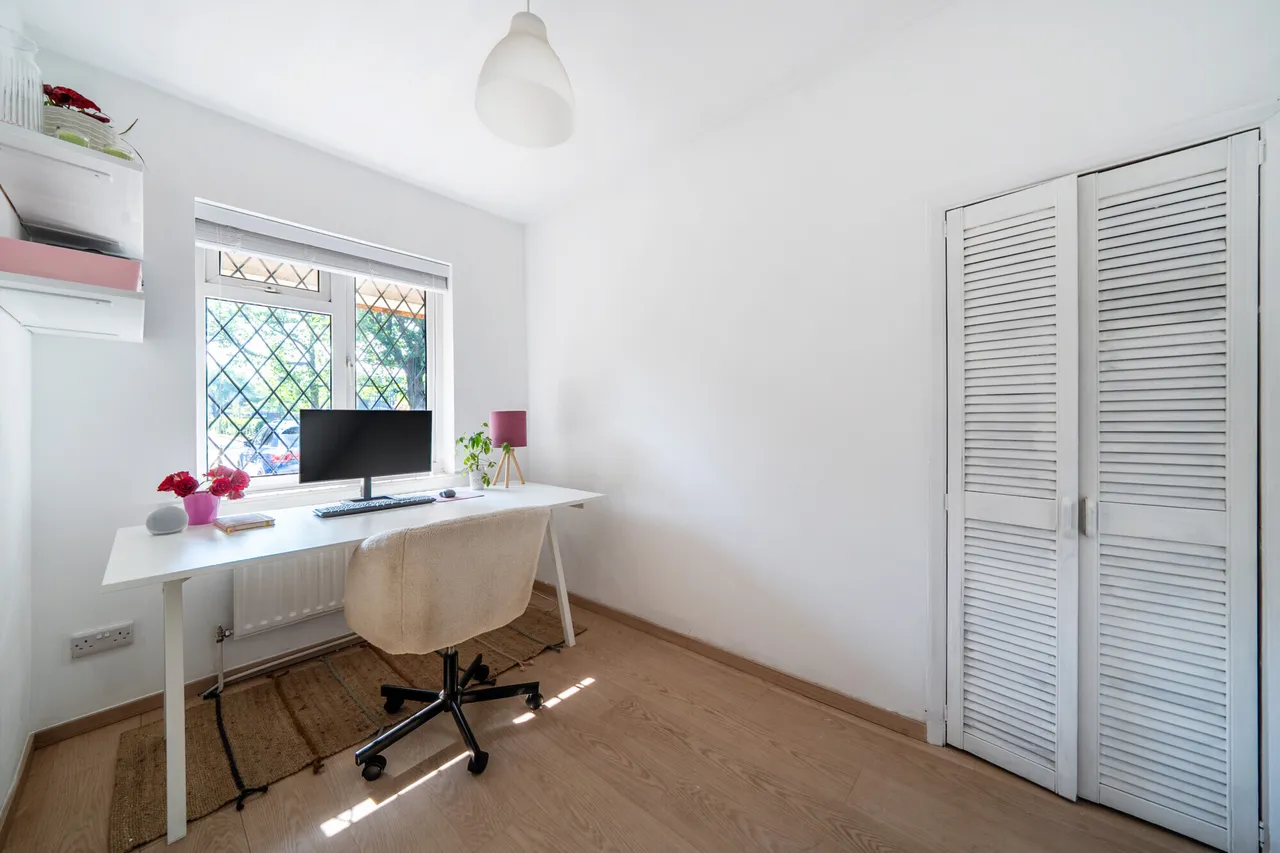 Station Approach, Esher, KT10, photo 12