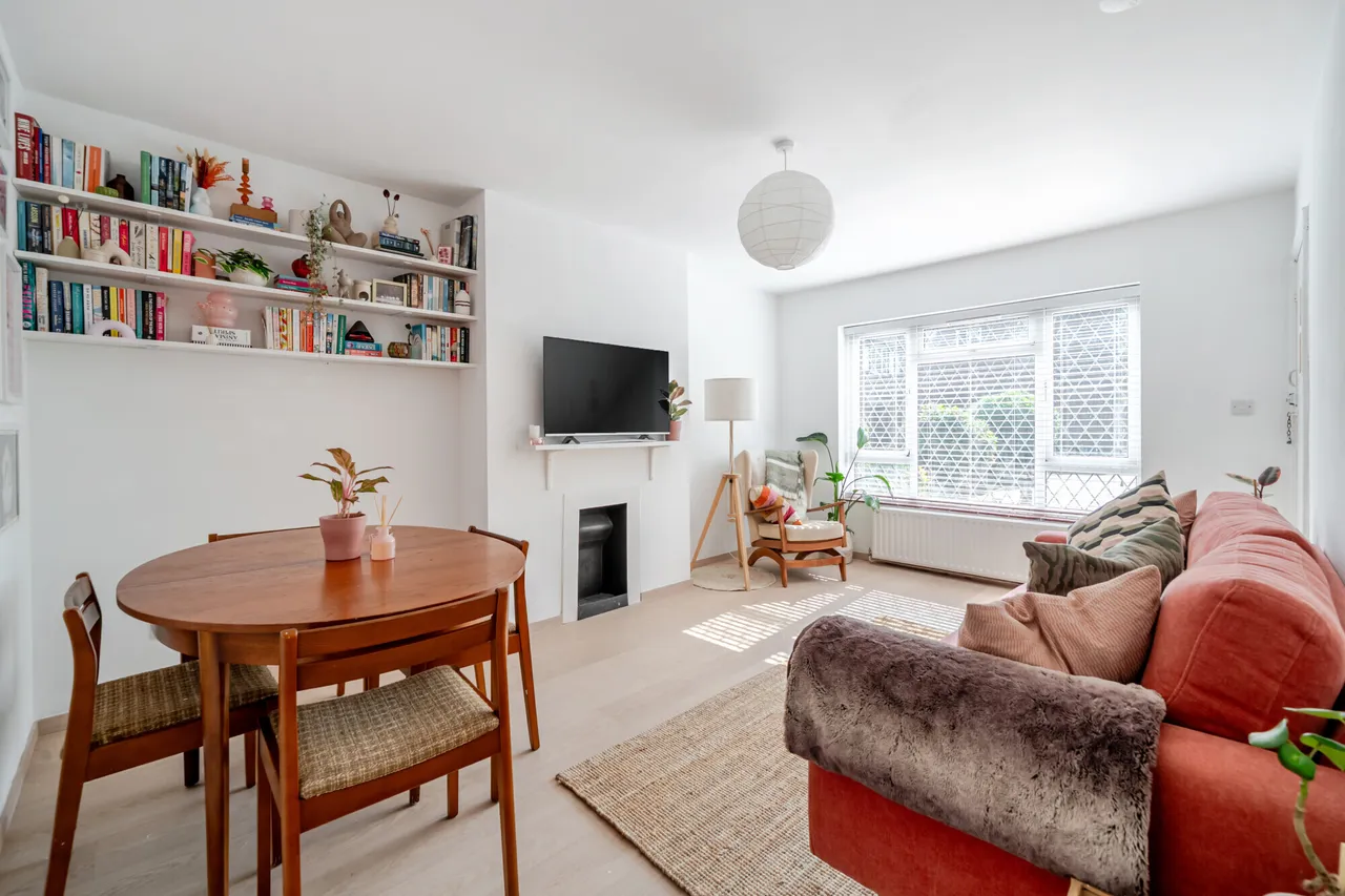 Station Approach, Esher, KT10, photo 5