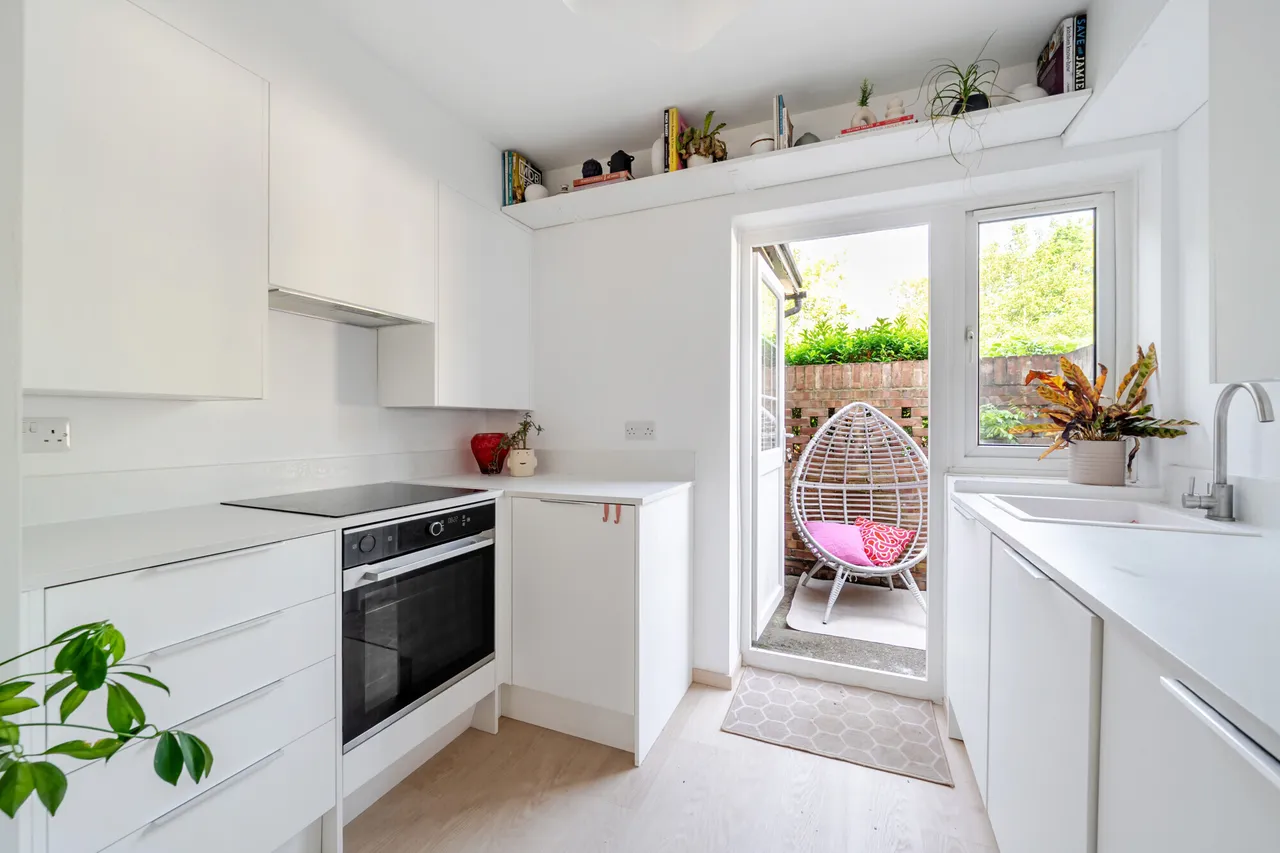Station Approach, Esher, KT10, photo 2