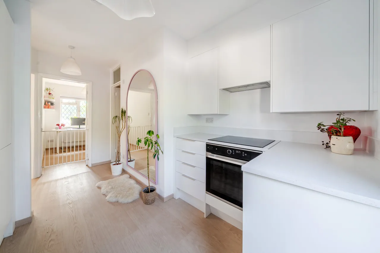 Station Approach, Esher, KT10, photo 3