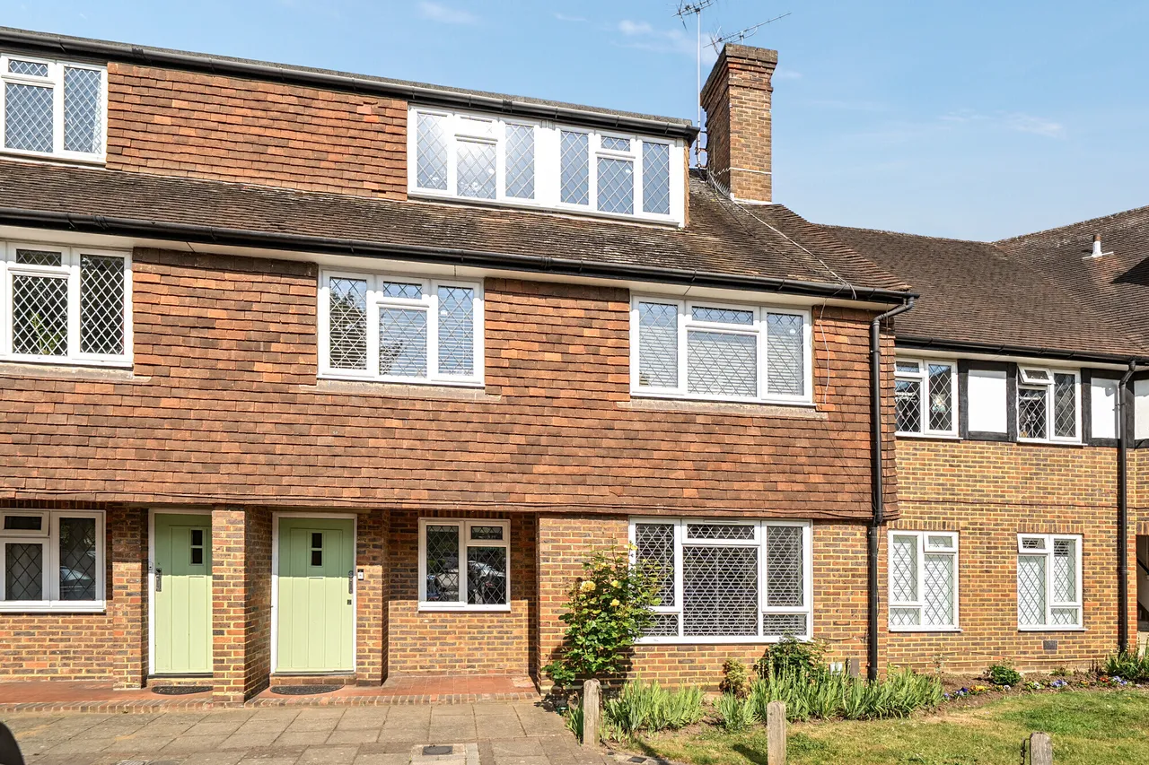 2 bed flat for sale — Station Approach, Esher, KT10