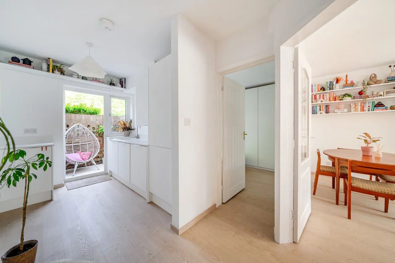 Station Approach, Esher, KT10, photo 11
