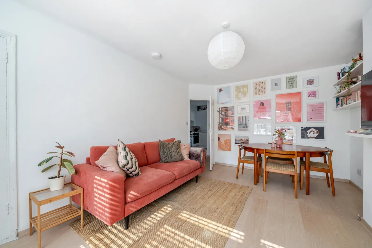 Station Approach, Esher, KT10, photo 4